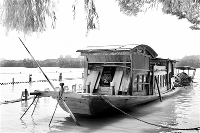 走得再遠、走到再光輝的未來，也不能忘記走過的過去，不能忘記為什么出發(fā)。小小紅船承載千鈞，開啟了中國共產(chǎn)黨的跨世紀航程。圖為嘉興南湖紅船。  （圖片來源：人民視覺）