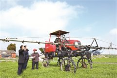 紀(jì)檢監(jiān)察機關(guān)跟進(jìn)監(jiān)督精準(zhǔn)監(jiān)督 不誤農(nóng)時保春耕