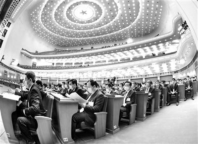 3月8日，十三屆全國人大四次會議在北京人民大會堂舉行第二次全體會議。圖為人大代表聽取和審議全國人大常委會工作報告。  新華社記者 張領(lǐng) 攝