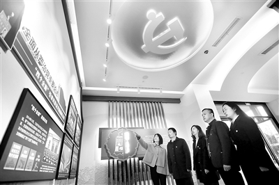 近日，江蘇省揚(yáng)州市邗江區(qū)紀(jì)委監(jiān)委機(jī)關(guān)黨委開展“學(xué)黨史、頌黨恩、跟黨走”主題黨日活動，組織全體黨員參觀紅色教育基地，重溫黨的光輝歷程。  方雪 攝