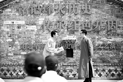 奮進(jìn)新時代、開啟新征程，要傳承好紅色基因，以優(yōu)良作風(fēng)保障“十四五”開好局、起好步。圖為近日，廣東省韶關(guān)市舉辦“銘記烽火歷史、傳承紅色基因”系列活動，用黨的光榮傳統(tǒng)和優(yōu)良作風(fēng)堅定信念、凝聚力量。（圖片來源：人民視覺）