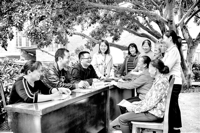 廣西壯族自治區(qū)各級紀檢監(jiān)察機關主動適應新時代新階段新要求，持之以恒糾“四風”樹新風。圖為柳州市鹿寨縣紀委監(jiān)委圍繞深化整治群眾身邊腐敗和不正之風，在村頭、圩口設點接訪收集相關問題線索。覃智鋒 攝