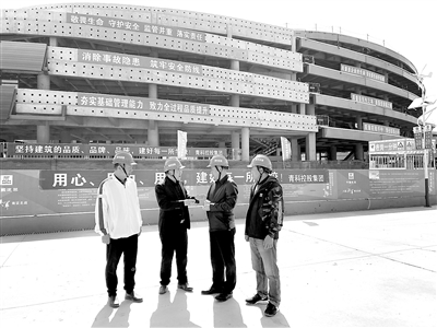 青島市黃島區(qū)紀(jì)委監(jiān)委“室組企”聯(lián)動(dòng)監(jiān)督檢查組在青科控股重點(diǎn)項(xiàng)目了解情況。劉明娟 攝