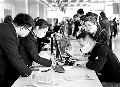 國家稅務總局淮南市稅務局以黨史學習教育為契機，開展便民辦稅春風行動。圖為4月9日，淮南市稅務局第二稅務分局工作人員在該市政務服務中心為群眾提供“一站式”辦稅服務。（圖片來源：人民視覺）