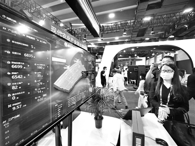 “十四五”規(guī)劃綱要提出“加快數(shù)字化發(fā)展，建設數(shù)字中國”。迎接數(shù)字時代，需要激活數(shù)據(jù)要素潛能，以數(shù)字化轉(zhuǎn)型整體驅(qū)動生產(chǎn)方式、生活方式和治理方式變革。圖為廣州智能生態(tài)博覽會數(shù)字鄉(xiāng)村平臺，描繪出數(shù)字鄉(xiāng)村建設中現(xiàn)代農(nóng)業(yè)產(chǎn)業(yè)大數(shù)據(jù)、三農(nóng)大數(shù)據(jù)、精準扶貧網(wǎng)絡電商、人居環(huán)境、農(nóng)業(yè)養(yǎng)殖、物流數(shù)據(jù)等有機融合高效管理的美好圖景。（圖片來源：人民視覺）