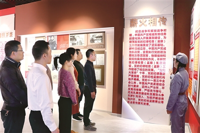 近日，江西省瑞金市紀(jì)委監(jiān)委干部前往中央蘇區(qū)時(shí)期中國(guó)共產(chǎn)黨紀(jì)檢監(jiān)察史陳列館開展黨史學(xué)習(xí)教育，重溫廉政歷史，感受全面從嚴(yán)治黨成就，汲取奮進(jìn)力量。詹璐 攝