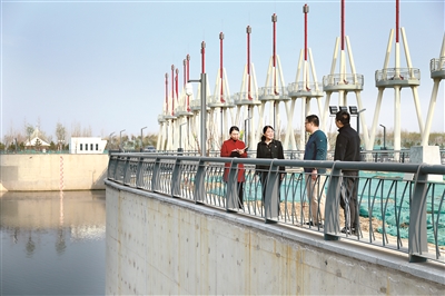 圖為近日，北京市通州區(qū)紀(jì)委監(jiān)委干部來到北京城市副中心重點項目——宋莊蓄滯洪區(qū)二期建設(shè)工程，就通州堰分洪體系建設(shè)進(jìn)展情況開展監(jiān)督檢查。曹屾 攝