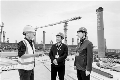 圖為4月16日，宜昌三峽機(jī)場(chǎng)紀(jì)委干部對(duì)機(jī)場(chǎng)二期改擴(kuò)建航站樓項(xiàng)目進(jìn)行實(shí)地監(jiān)督。唐強(qiáng) 攝