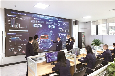 圖為重慶市巴南區(qū)紀(jì)委監(jiān)委干部通過全區(qū)服務(wù)群眾工作信息數(shù)據(jù)分析平臺，查擺“四風(fēng)”問題線索。鄧箭 攝