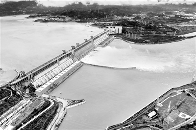 中國長江三峽集團(tuán)有限公司紀(jì)檢監(jiān)察組緊盯集團(tuán)公司“十四五”時(shí)期目標(biāo)任務(wù)落實(shí)情況，以高質(zhì)量監(jiān)督推動(dòng)高質(zhì)量發(fā)展。圖為長江2020年第5號(hào)洪水洪峰抵達(dá)三峽樞紐工程。湯偉 攝