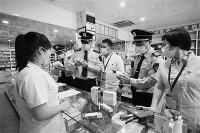 福建省福安市紀(jì)委監(jiān)委結(jié)合“我為群眾辦實(shí)事”實(shí)踐活動，聚焦醫(yī)療衛(wèi)生領(lǐng)域“點(diǎn)題整治”群眾身邊腐敗和作風(fēng)問題。圖為5月7日，該市紀(jì)檢監(jiān)察干部在穆陽鎮(zhèn)某醫(yī)藥超市了解國家有關(guān)醫(yī)藥政策落實(shí)情況。吳其文 攝