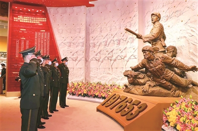 在紀(jì)念中國(guó)人民志愿軍抗美援朝出國(guó)作戰(zhàn)70周年主題展覽展廳中，部隊(duì)官兵整齊列隊(duì)，向志愿軍戰(zhàn)士塑像致敬。 （資料圖片）