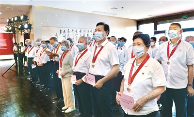 6月2日，江西省于都縣舉行“光榮在黨50年”紀(jì)念章頒發(fā)儀式，向30名黨員代表頒發(fā)“光榮在黨50年”紀(jì)念章和發(fā)放《致“光榮在黨50年”紀(jì)念章獲得者的一封信》。  黃長(zhǎng)生 攝