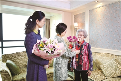 6月2日，上海市靜安區(qū)紀(jì)委監(jiān)委機(jī)關(guān)黨總支受上級(jí)黨組織委托，向上海市原閘北區(qū)紀(jì)委書(shū)記洪杭麟頒發(fā)“光榮在黨50年”紀(jì)念章。洪杭麟于1947年入黨，1983年到閘北區(qū)紀(jì)委工作。  仇江濤 攝