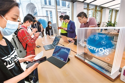 6月3日，上海用戶在華為全球旗艦店內(nèi)體驗(yàn)鴻蒙操作系統(tǒng)。（圖片來源：視覺中國）