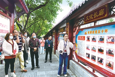 湖北省恩施市紀(jì)委監(jiān)委通過舉辦讀書班、集中座談交流和組織現(xiàn)場參觀等多種方式，開展黨史學(xué)習(xí)教育，引導(dǎo)紀(jì)檢監(jiān)察干部發(fā)揚紅色傳統(tǒng)、傳承紅色基因。圖為該市紀(jì)檢監(jiān)察干部在小渡船街道大觀園社區(qū)參觀學(xué)習(xí)，了解老黨員的紅色勵志故事。蔡燕 攝