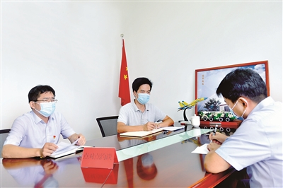 福建省大田縣探索建立黨委、紀委“2對1”約談工作機制，開展“一把手”點對點問題約談。圖為該縣縣委書記和紀委書記聯(lián)合約談黨委主體責任落實不力的鄉(xiāng)鎮(zhèn)“一把手”。吳聯(lián)參 攝