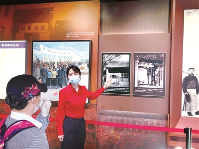 專題展講解員正在講述發(fā)生在慈悲庵的革命故事。