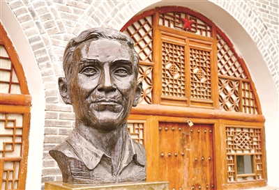 陜西延安,斯諾塑像