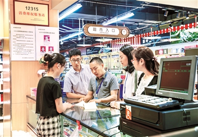 重慶市銅梁區(qū)紀(jì)委監(jiān)委聯(lián)合相關(guān)單位深入大型超市、煙酒茶專賣店等，通過查看票據(jù)、現(xiàn)場咨詢等方式，嚴(yán)查公務(wù)接待中違規(guī)購買高檔酒水等問題。 孫正翠 攝