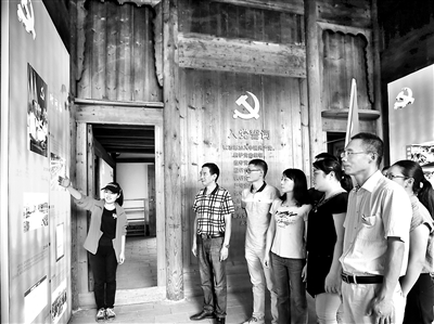 福建省各級紀(jì)檢監(jiān)察機(jī)關(guān)圍繞提高“三不”綜合功效，大力推進(jìn)清廉建設(shè)，營造風(fēng)清氣正的政治生態(tài)。圖為近日，結(jié)合黨史學(xué)習(xí)教育，政和縣紀(jì)委監(jiān)委組織黨員干部到廖俊波同志先進(jìn)事跡館參觀。 黃健 攝