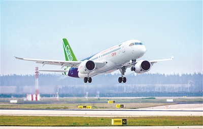 加大國有企業(yè)反腐敗力度，是推動國有企業(yè)高質(zhì)量發(fā)展、為“十四五”規(guī)劃實(shí)施保駕護(hù)航的必然要求。中國商飛公司紀(jì)委以強(qiáng)有力監(jiān)督推動大飛機(jī)事業(yè)高質(zhì)量發(fā)展，圖為C919大型客機(jī)首架機(jī)在上海浦東機(jī)場成功首飛。王脊梁 攝