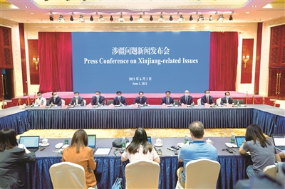 一段時間以來，西方少數國家無端指責新疆存在“強迫勞動”，拋出相關法案，對新疆棉紡織業(yè)等發(fā)起制裁。反外國制裁法的制定為今后國家行政執(zhí)法和司法機關實施反制裁措施，提供了國家立法層面的有力保障。圖為6月3日，新疆維吾爾自治區(qū)召開涉疆問題新聞發(fā)布會，邀請在受制裁公司工作的艾克拜爾·吐魯洪介紹真實情況。新華社記者 邢廣利 攝
