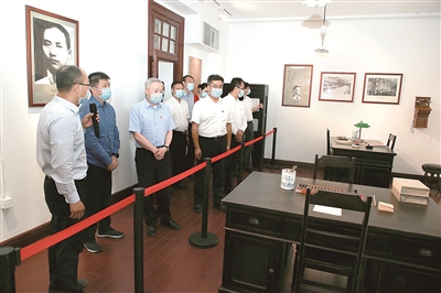 圖為北京市紀(jì)委監(jiān)委組織黨員干部到新文化運(yùn)動紀(jì)念館參觀，感悟?yàn)槊袂閼?，激勵?dān)當(dāng)作為。唐盛時 攝