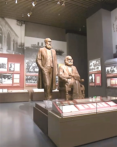 中國(guó)共產(chǎn)黨歷史展覽館館內(nèi)陳設(shè)。（圖片來(lái)源：新聞聯(lián)播）