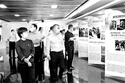 北京市紀委監(jiān)委理論學習中心組走出機關(guān)，把學習課堂搬進市級廉政教育基地——中國人民大學家書博物館，跨越時空感受著信中人的家國情懷，帶頭加強家風建設。  郭毅 攝