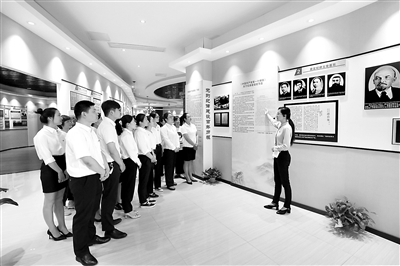 為慶祝建黨百年，江蘇省連云港市海州區(qū)開設中國共產(chǎn)黨紀律建設史專題展，重溫黨的紀律建設百年歷程，感受黨紀律嚴明的優(yōu)良傳統(tǒng)。圖為6月17日，海州區(qū)紀委監(jiān)委干部在該專題展館參觀學習。  張孟瑞 攝