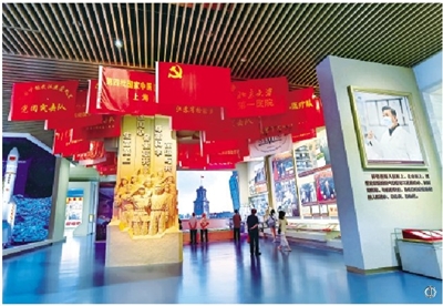 中國(guó)共產(chǎn)黨歷史展覽館7月15日起面向社會(huì)公眾開(kāi)放。圖為觀眾在展覽館內(nèi)參觀