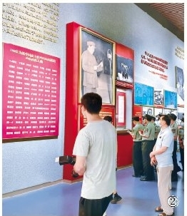 中國(guó)共產(chǎn)黨歷史展覽館7月15日起面向社會(huì)公眾開(kāi)放。圖為觀眾在展覽館內(nèi)參觀