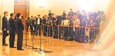 一個(gè)小時(shí)，19位代表，有問(wèn)有答，坦率交流，拉近了人們和黨代表的距離，也彰顯了我們黨越發(fā)民主、越發(fā)開(kāi)放、越發(fā)自信