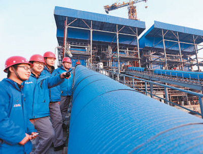 為緩解區(qū)域環(huán)保壓力、減少大氣污染，河北省文安縣引進(jìn)生物質(zhì)集中供熱項(xiàng)目。圖為工作人員巡查設(shè)備。