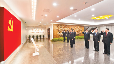 10月31日，中共中央總書記、國家主席、中央軍委主席習(xí)近平帶領(lǐng)中共中央政治局常委李克強(qiáng)、栗戰(zhàn)書、汪洋、王滬寧、趙樂際、韓正，瞻仰上海中共一大會(huì)址和浙江嘉興南湖紅船。 這是31日上午，在上海中共一大會(huì)址紀(jì)念館，習(xí)近平帶領(lǐng)其他中共中央政治局常委同志一起重溫入黨誓詞。目標(biāo),實(shí)現(xiàn)中華民族偉大復(fù)興的中國夢(mèng)而不懈奮斗