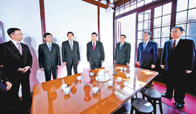 10月31日，中共中央總書記、國家主席、中央軍委主席習(xí)近平帶領(lǐng)中共中央政治局常委李克強(qiáng)、栗戰(zhàn)書、汪洋、王滬寧、趙樂際、韓正，瞻仰上海中共一大會(huì)址和浙江嘉興南湖紅船。這是31日上午，習(xí)近平等在上海瞻仰中共一大會(huì)議室原址。