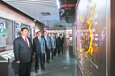 10月31日，中共中央總書記、國家主席、中央軍委主席習(xí)近平帶領(lǐng)中共中央政治局常委李克強(qiáng)、栗戰(zhàn)書、汪洋、王滬寧、趙樂際、韓正，瞻仰上海中共一大會(huì)址和浙江嘉興南湖紅船。這是31日上午，習(xí)近平等在上海中共一大會(huì)址紀(jì)念館參觀。