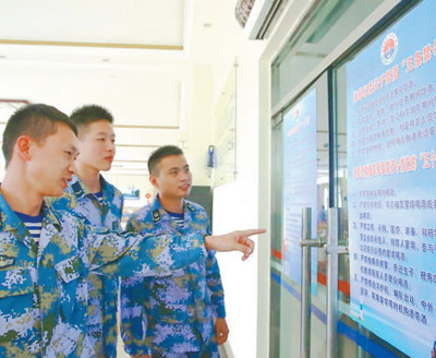 海軍駐西沙某水警區(qū)把禁酒規(guī)定張貼在食堂。 　　盆世舟攝