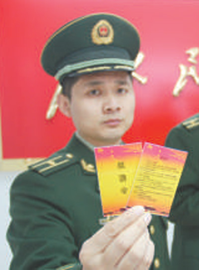 山東公安邊防總隊(duì)海防邊防派出所把“禁酒令”制成警示卡片。 　　查文康攝