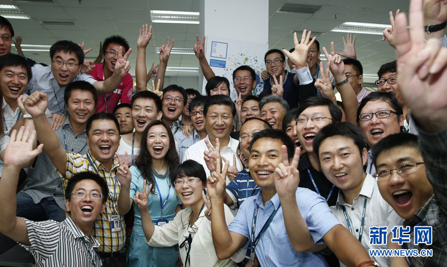 習(xí)近平引領(lǐng)中國特色社會主義進(jìn)入的新時代,也是站在十字路口的人類探索發(fā)展路徑的新時代