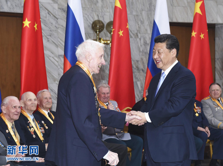 習(xí)近平引領(lǐng)中國特色社會主義進(jìn)入的新時代,也是站在十字路口的人類探索發(fā)展路徑的新時代