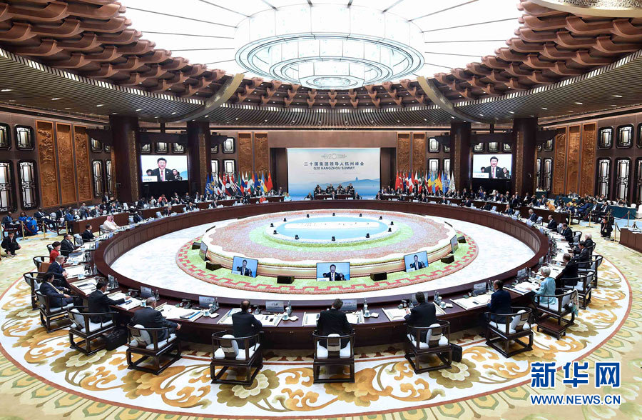 習(xí)近平引領(lǐng)中國特色社會主義進(jìn)入的新時代,也是站在十字路口的人類探索發(fā)展路徑的新時代