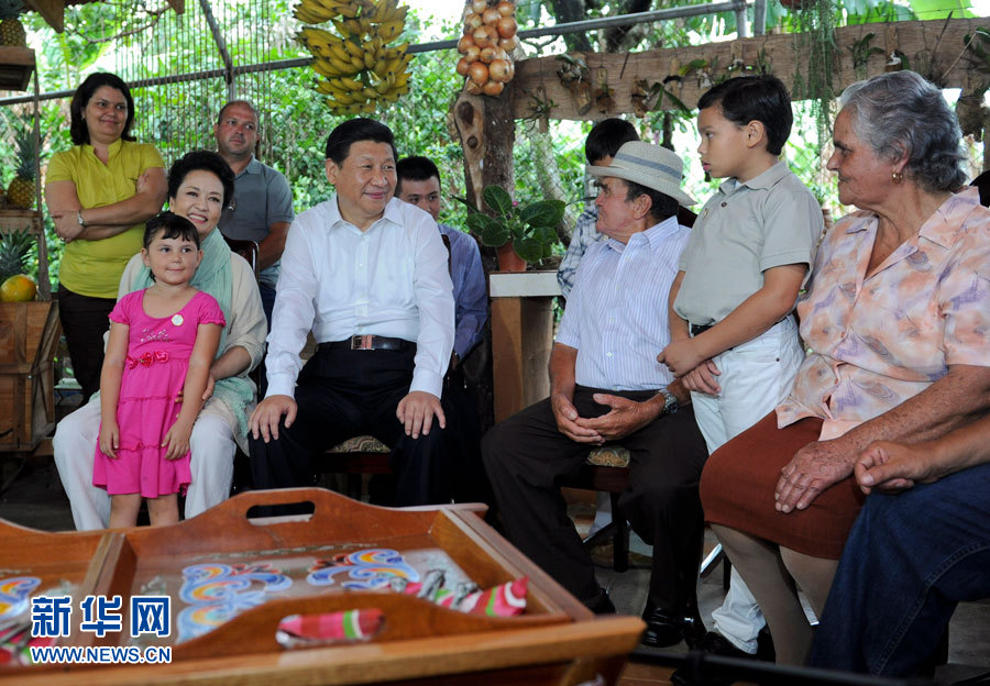 習(xí)近平引領(lǐng)中國特色社會主義進(jìn)入的新時代,也是站在十字路口的人類探索發(fā)展路徑的新時代