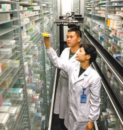 浙江湖州長(zhǎng)興縣人民醫(yī)院工作人員在登記當(dāng)月短缺藥品。 　　謝尚國(guó) 許 旭攝影報(bào)道（人民視覺(jué)）