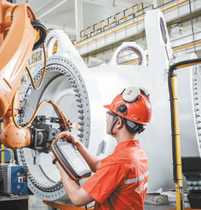 工人在新疆金風(fēng)科技股份有限公司哈密總裝智能生產(chǎn)線上進(jìn)行數(shù)控操作。 　　新華社發(fā)