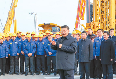 12月12日至13日，中共中央總書記、國家主席、中央軍委主席習(xí)近平在江蘇徐州市考察。這是12日下午，習(xí)近平在徐工集團(tuán)重型機(jī)械有限公司親切看望勞動模范、技術(shù)能手等職工代表，鼓勵他們在為實(shí)現(xiàn)中國夢的奮斗中爭取人人出彩。 　　新華社記者 謝環(huán)馳攝