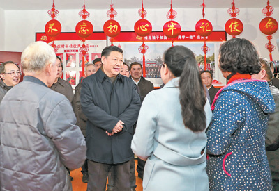 12月12日至13日，中共中央總書記、國家主席、中央軍委主席習(xí)近平在江蘇徐州市考察。這是12日下午，習(xí)近平在潘安湖街道馬莊村黨員活動室與正在學(xué)習(xí)黨的十九大精神的黨員交流。 　　新華社記者 謝環(huán)馳攝