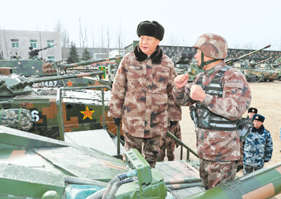 1月3日，中共中央總書(shū)記、國(guó)家主席、中央軍委主席習(xí)近平視察中部戰(zhàn)區(qū)陸軍某師。這是習(xí)近平登上99A坦克，詳細(xì)了解裝備戰(zhàn)技性能。 　　新華社記者 李 剛攝