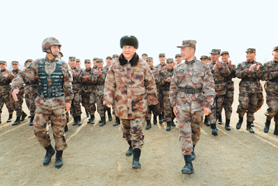 1月3日，中共中央總書(shū)記、國(guó)家主席、中央軍委主席習(xí)近平視察中部戰(zhàn)區(qū)陸軍某師。這是習(xí)近平同該師偵察英雄楊子榮生前所在連官兵親切交談。 　　新華社記者 李 剛攝